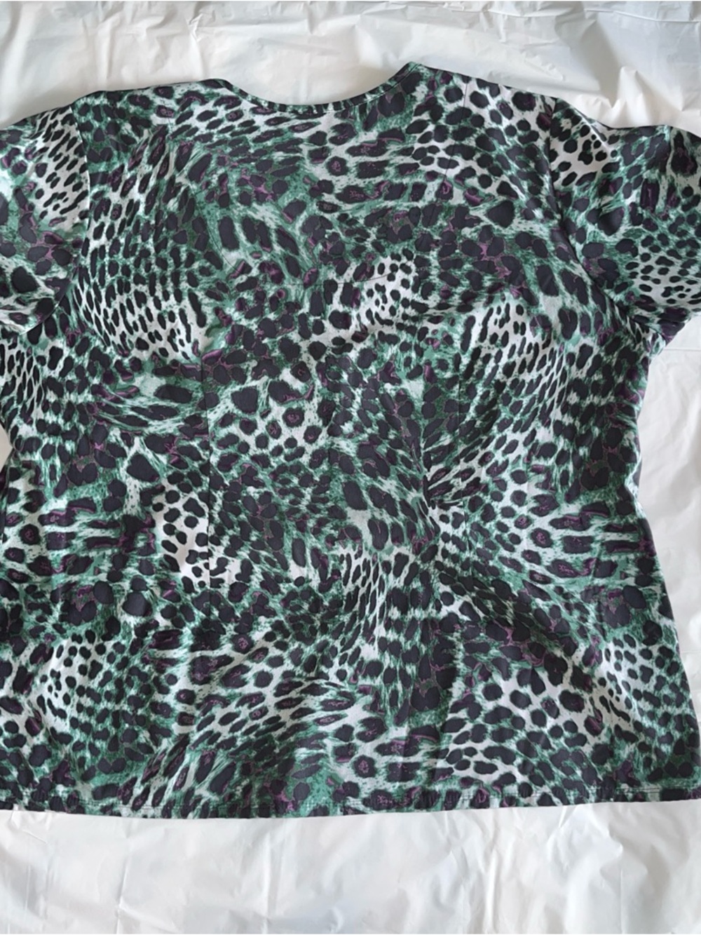 Woman’s Scrub Top 3X - Picture 2 of 3
